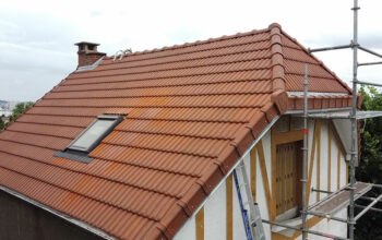 Pose de tuiles sur un chantier